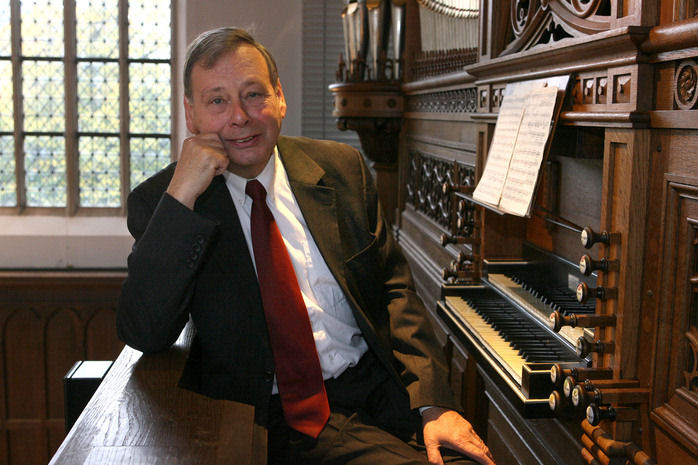 Gert-Oost-bij-orgel-Gotische-zaal bron scholadavidica