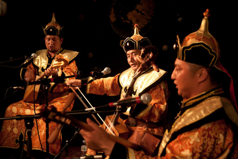 altai_khairkhan_performing_in_paris_june_2010