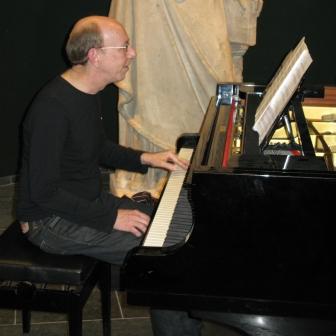 gene carl op piano