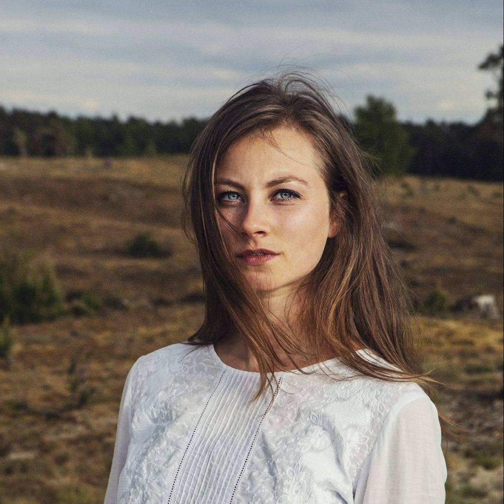 sanne-rambags-portrait-standing