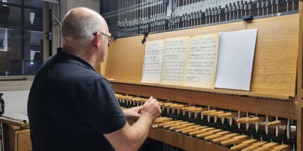 Joost van Balkom bespeelt de beiaard van de Sint-Jan in `s-Hertogenbosch.