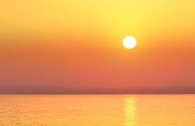 Zonsondergang boven kalme zee