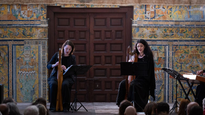 Hana-Blazikova-Barbora-Kabatkova-actuacion_1671142871_154948263_667x375 Aníbal González (Femás) (Real Alcázar)