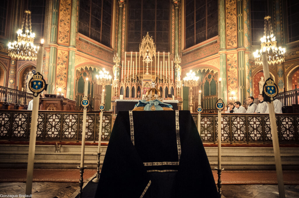 Requiem-pour-Louis-XVI-en-2014-vue-du-chœur-depuis-la-nef bron Riposte Catholique