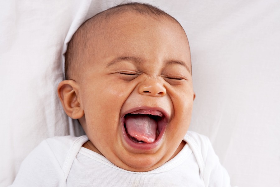 baby-heeft-eerste-schaterlach