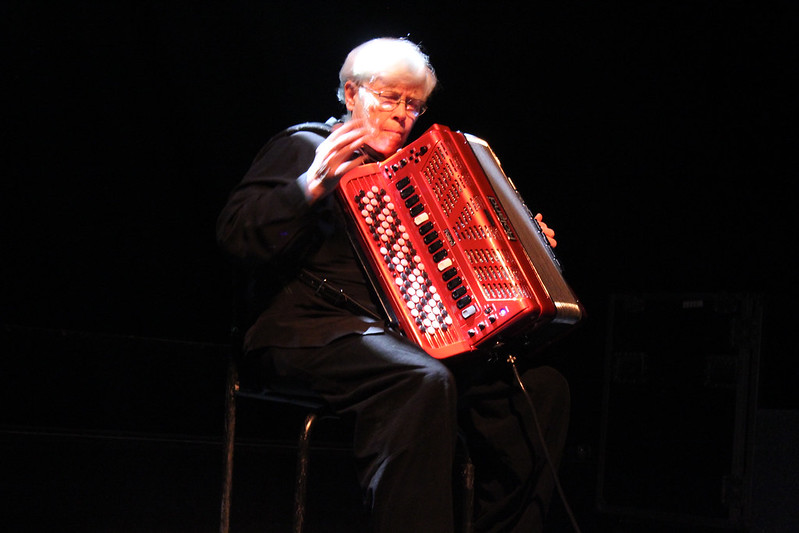 Pauline Oliveros spleet de harmonica op het Sonic Acts 2012