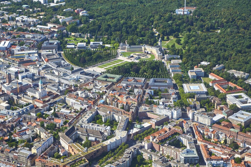 Schloss_Karlsruhe_und_Fächerstadt_2