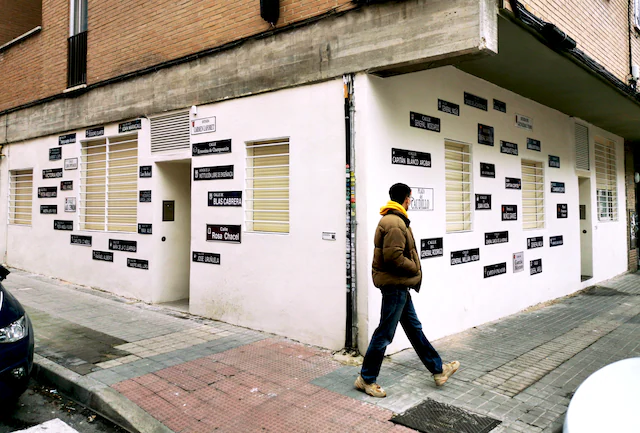 op-een-straathoek-in-madrid-is-al-bijna-een-jaar-lang-een-politieke