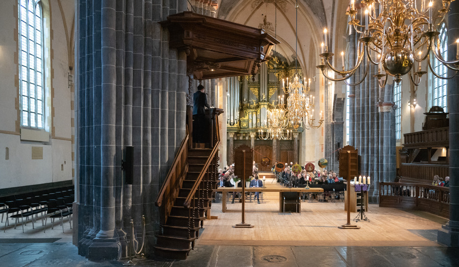 preekstoel met preek